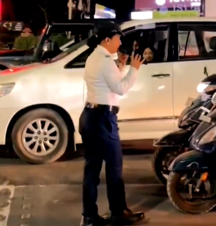 सिंगिंग कॉप्स की सराहनीय पहल: इंदौर की महिला ट्रैफिक पुलिस बनी सुरक्षा की आवाज़