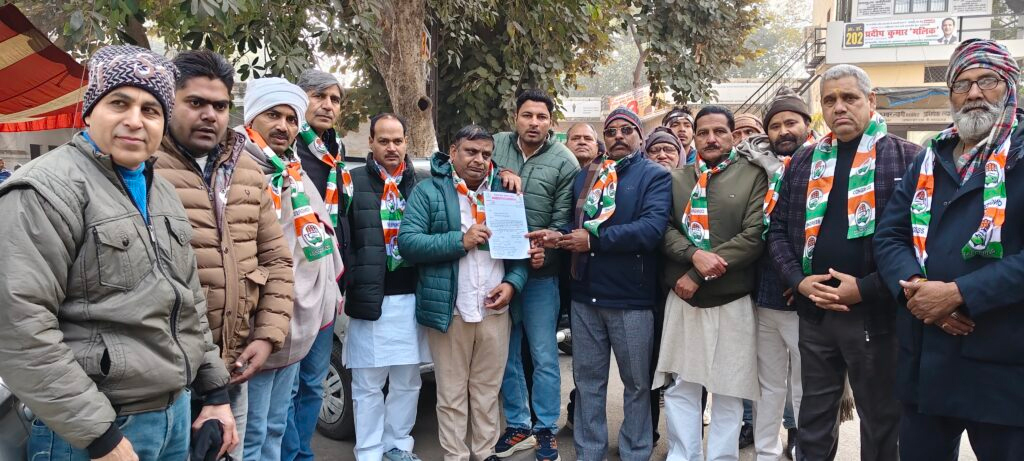 मुजफ्फरनगर में  डीएम कार्यालय पर कांग्रेस का जोरदार प्रदर्शन, एनएसयूआई अध्यक्ष के साथ अभद्रता पर राज्यपाल के नाम सौंपा ज्ञापन