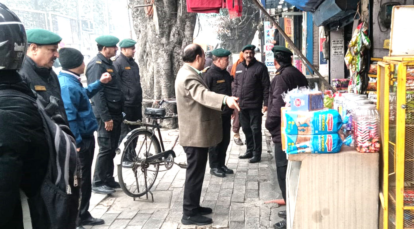 सहारनपुर: कोर्ट रोड और चंद्रनगर में नगर निगम का अतिक्रमण अभियान, 16 दुकानदारों से वसूला जुर्माना