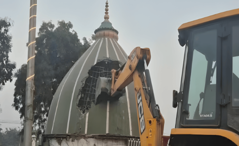 देवरिया में योगी सरकार का ‘एक्शन’: 50 साल पुरानी अवैध मजार पर चला बुलडोजर, 6 घंटे तक चला ध्वस्तीकरण