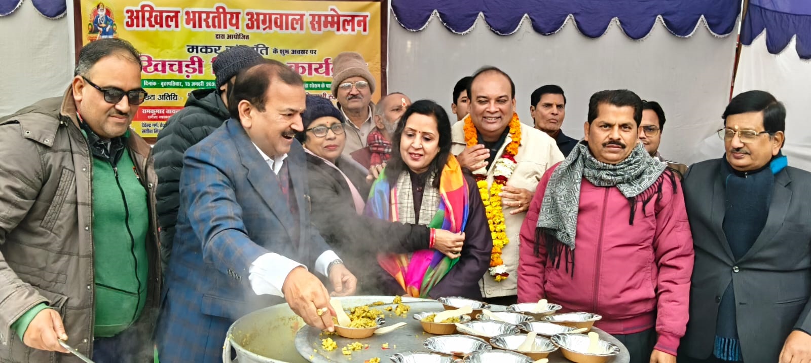 मुज़फ्फरनगर: शिव चौक पर अखिल भारतीय अग्रवाल सम्मेलन ने बांटी खिचड़ी; राज्यमंत्री कपिल देव बोले- त्योहारों से मजबूत होता है भाईचारा