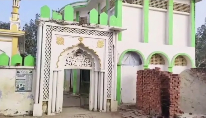 संभल में मजार और मस्जिद पर प्रशासन की टेढ़ी नजर: कब्रिस्तान की जमीन पर निर्माण की पुष्टि, 15 दिन में हटाने का अल्टीमेटम