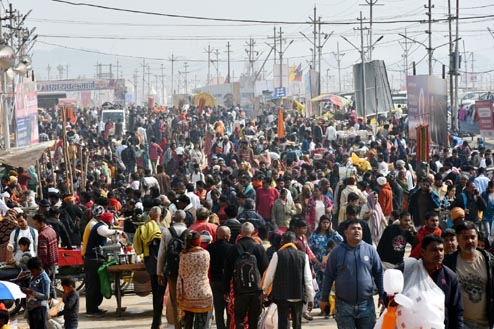 मकर संक्रांति : संगम में आस्था की महाडुबकी, एक करोड़ तीन लाख़ श्रद्धालुओं ने किया स्नान