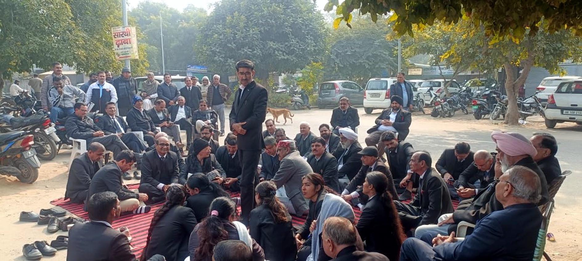 फतेहाबाद कोर्ट परिसर में पार्किंग विवाद,वकीलों ने किया वर्क सस्पेंड