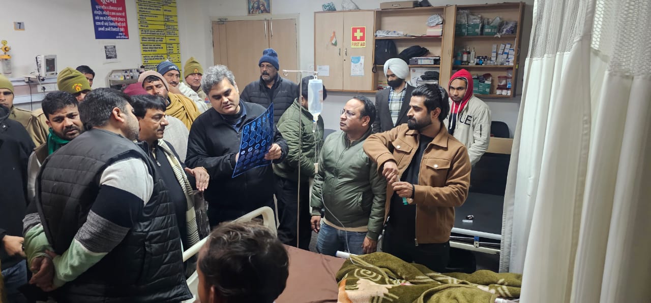 मुजफ्फरनगर में जानसठ रोड पर भीषण हादसा, ट्रैक्टर से टकराई बाइक; पति-पत्नी और मासूम बेटी की दर्दनाक मौत