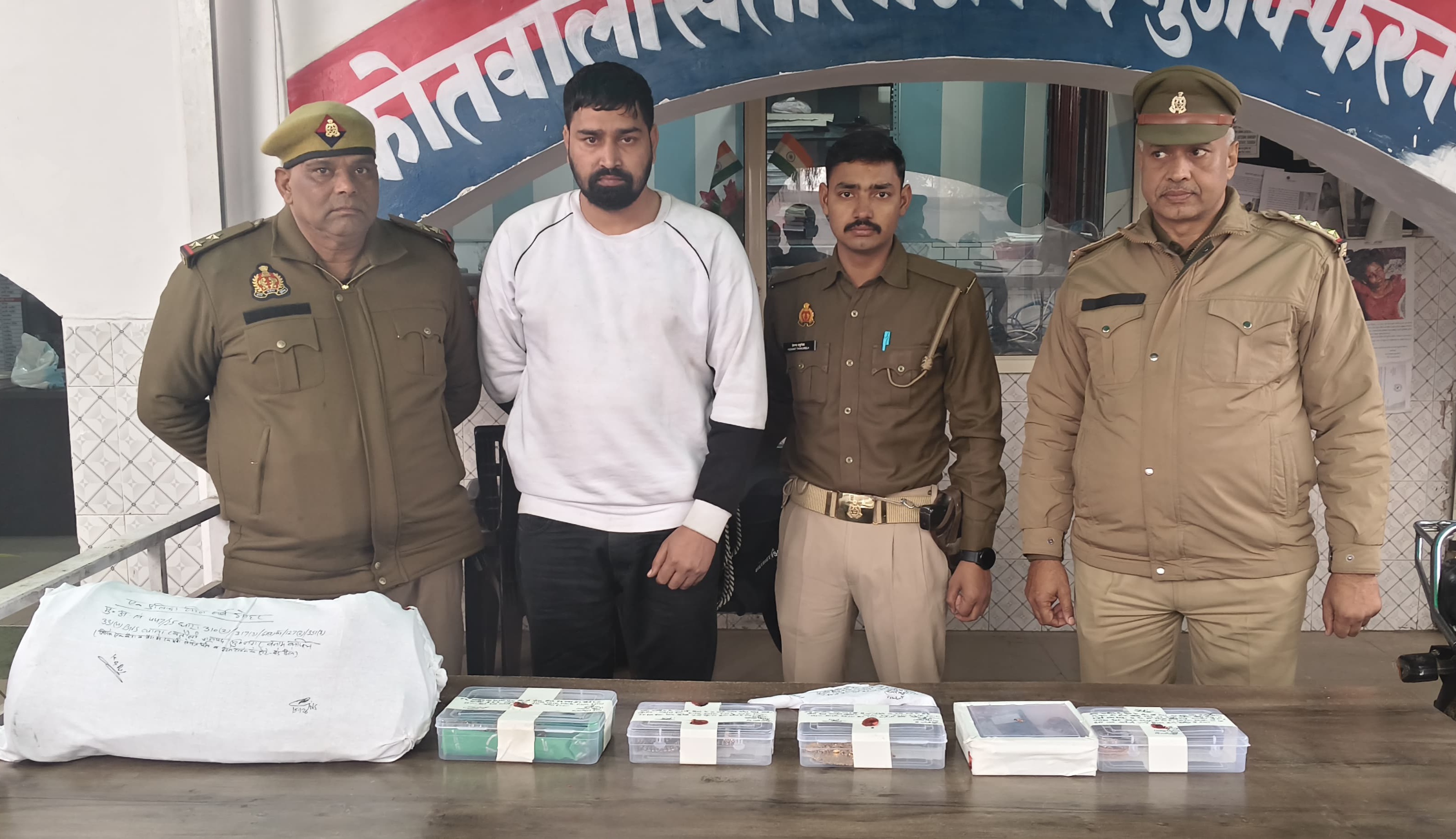 मुज़फ्फरनगर में खतौली लूट कांड के मास्टरमाइंड का पुलिस रिमांड, जेवरात और बाइक बरामद