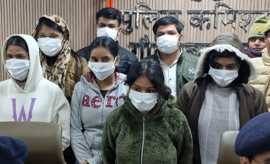 नोएडा: ऑनलाइन गेमिंग ठगी गिरोह का पर्दाफाश, 5 युवतियां समेत 8 गिरफ्तार