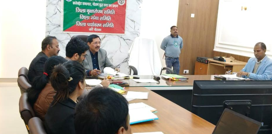 नोएडा: जिला स्तरीय समिति ने जियो टैगिंग, वृक्षारोपण और नदी स्वच्छता पर की समीक्षा