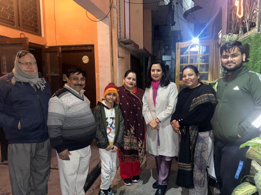 मुजफ्फरनगर पालिकाध्यक्ष मीनाक्षी स्वरूप ने थामी लोकतंत्र की कमान: बंजारान मोहल्ले में घर-घर जाकर बनवाए नए वोट