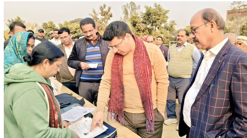 मुजफ्फरनगर: मतदाता सूची पुनरीक्षण की हकीकत जानने गांव पिन्ना पहुंचे मंडलायुक्त व डीएम, बीएलओ को दिए घर-घर जाने के निर्देश