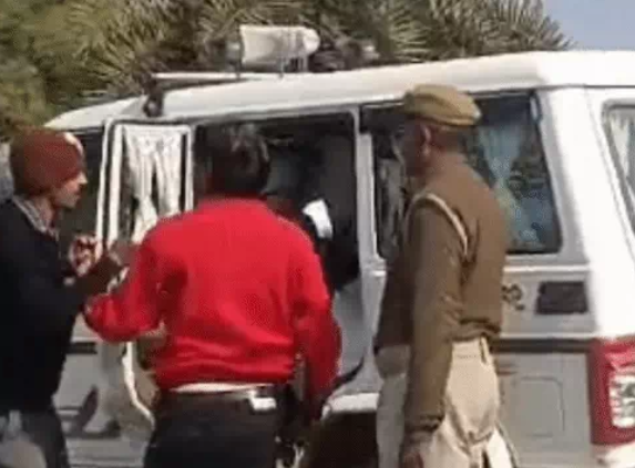 चित्रकूट: एसडीएम की गाड़ी को 'ओवरटेक' करना युवक को पड़ा भारी, बीच सड़क जड़े थप्पड़, कान पकड़वाकर माफी मंगवाने का वीडियो वायरल