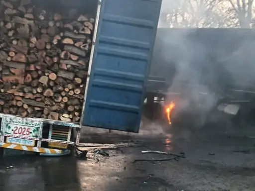 पलवल: ट्रकों की टक्कर से लगी भीषण आग, सात घंटे बंद रहा सोहना मार्ग