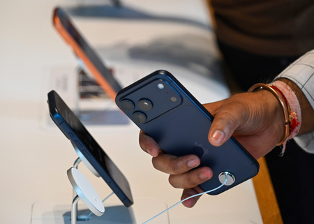 स्मार्टफोन कंपनियों से 'सोर्स कोड' मांगने की खबर भ्रामक: आईटी मंत्रालय