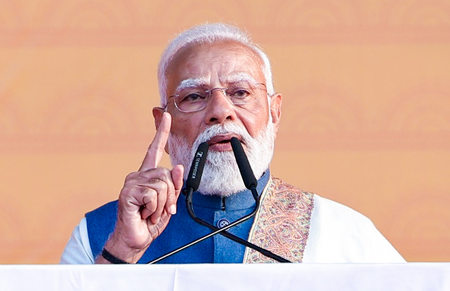 'माना अंधेरा घना है, लेकिन यारो दीया जलाना कहां मना है', पीएम मोदी के यादगार बयान