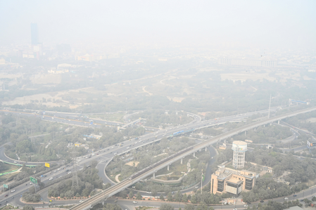 तिहरी मार: प्रदूषण, पाला और कोहरे की चादर में लिपटी दिल्ली-एनसीआर; 'रेड जोन' में पहुंचा कई इलाकों का एक्यूआई