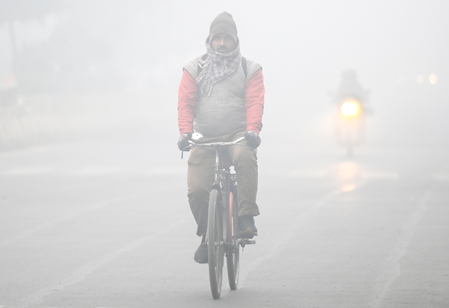 एनसीआर में प्रदूषण और कड़ाके की ठंड की दोहरी मार, जहरीली हवा में सांस लेने को मजबूर लोग 