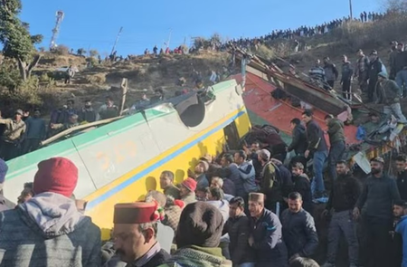हिमाचल में भीषण बस हादसा: खाई में गिरी निजी बस, 14 यात्रियों की मौत, 35 घायल