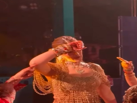 बहन नूपुर सेनन की शादी में कृति सेनन का धमाल, हल्दी-संगीत में जमकर किया डांस