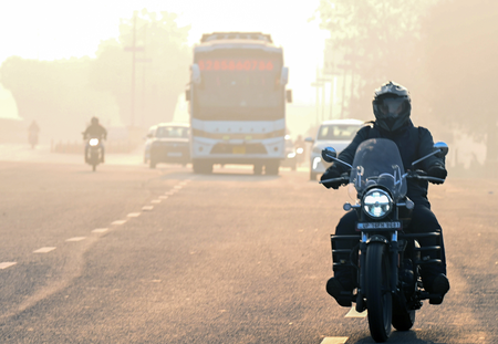 दिल्ली-एनसीआर में शीतलहर का प्रकोप, न्यूनतम पारा 3–4 डिग्री तक लुढ़का, एक्यूआई अब भी लाल निशान में