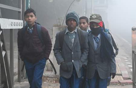 गौतमबुद्ध नगर में स्कूलों की टाइमिंग बदली, सुबह 10 से दोपहर 3 बजे तक खुलेंगे विद्यालय, दिल्ली में हाइब्रिड मोड लागू