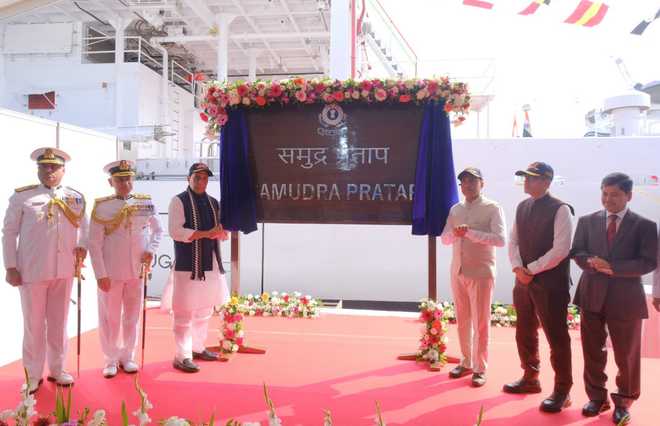 रक्षा क्षेत्र में आत्मनिर्भरता: राजनाथ सिंह ने 'समुद्र प्रताप' पोत को राष्ट्र को सौंपा, समुद्री प्रदूषण से लड़ेगा भारत