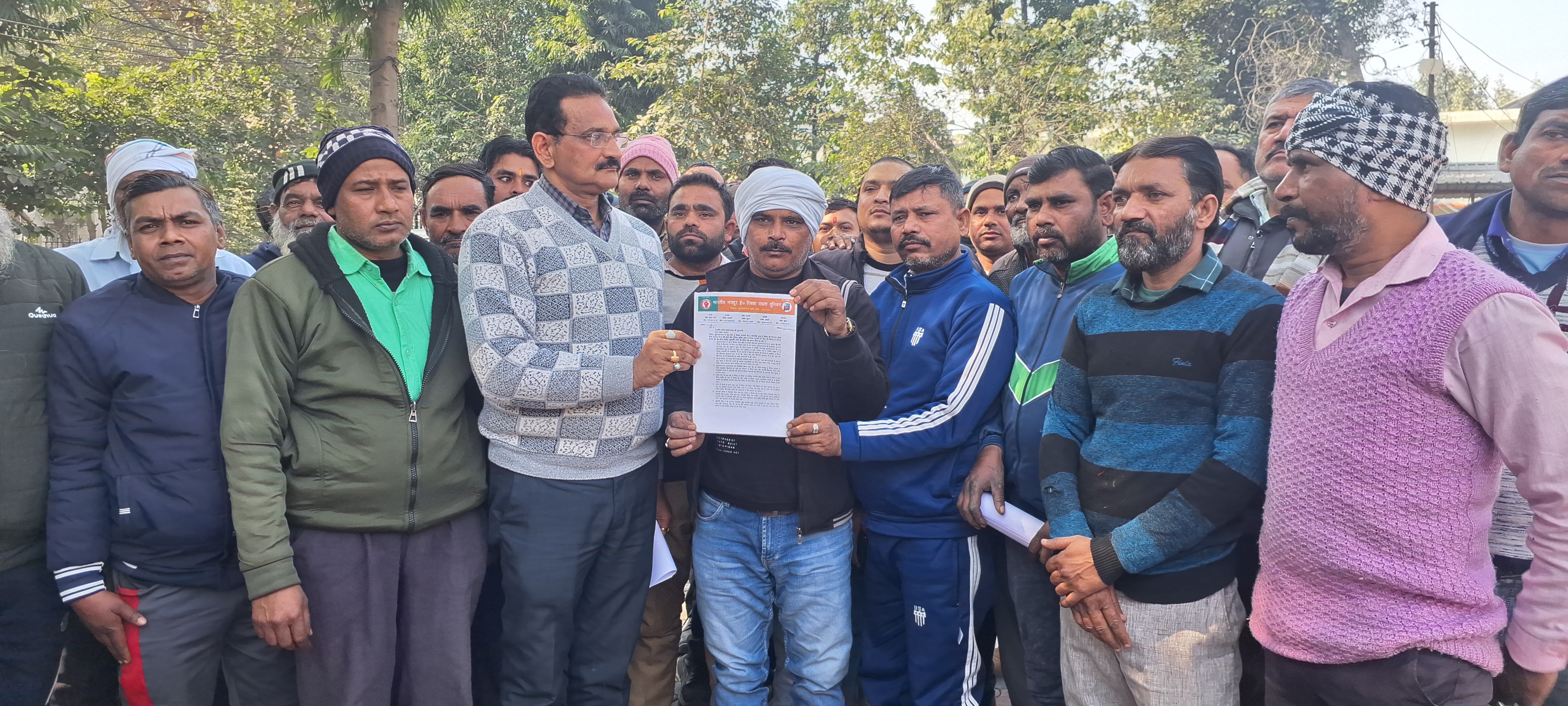 मुजफ्फरनगर: ई-रिक्शा चालकों का हल्लाबोल; किरतपुर में फिटनेस का विरोध, 'एक व्यक्ति-एक रिक्शा' नियम की उठी मांग