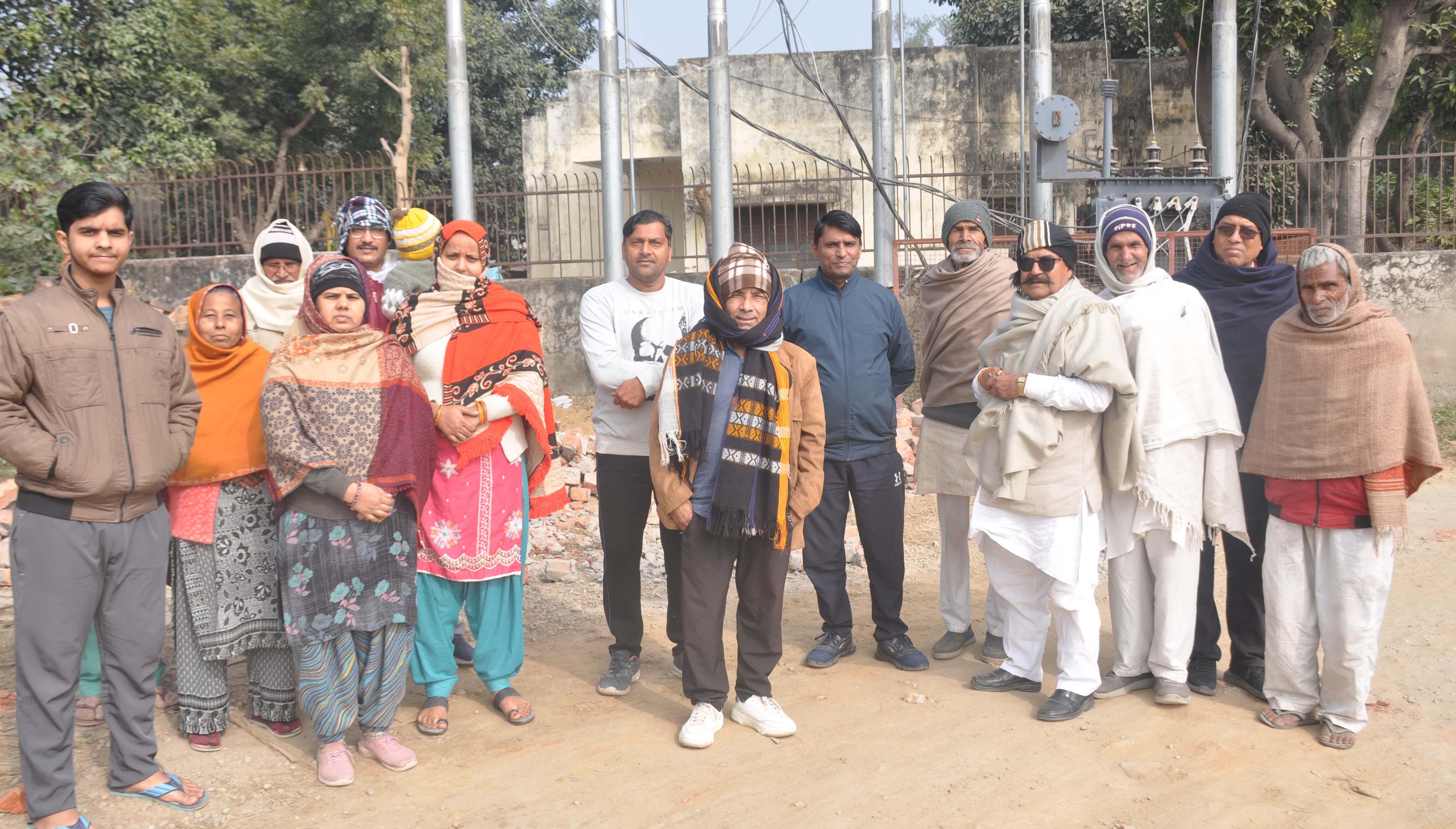 शामली: मोहल्लेवासियों ने ट्रांसफार्मर हटाने का विरोध कर वैकल्पिक व्यवस्था की मांग की