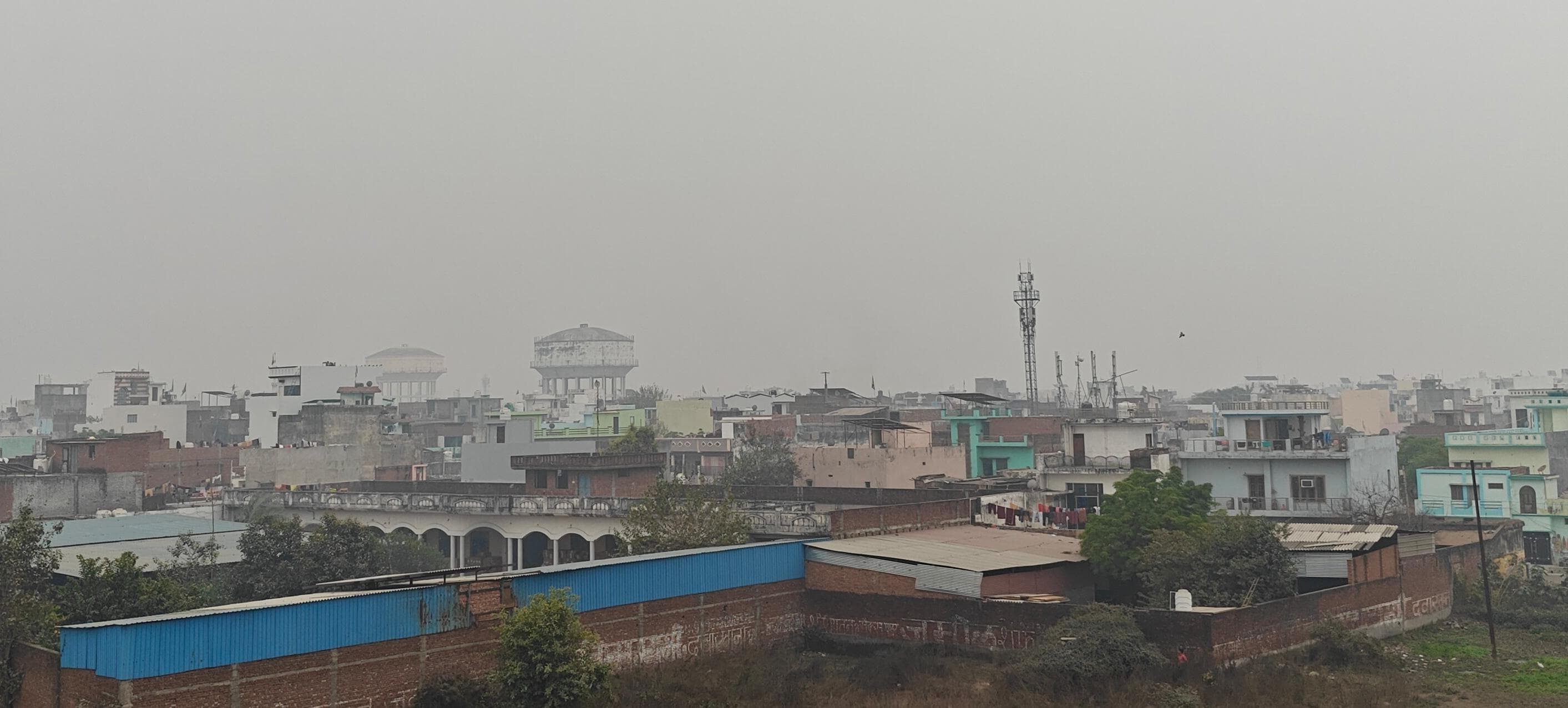 मुरादाबाद में 'कोल्ड डे' का कहर: लगातार 5वें दिन नहीं निकली धूप; घने कोहरे और बर्फीली हवाओं से ठिठुरा पीतल नगरी