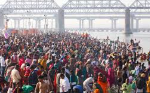 मौनी अमावस्या से पहले प्रयागराज में आस्था का सैलाब, संगम तट पर उमड़ी लाखों की भीड़