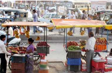 हाथरस में EO का गुस्सा फूटा! रेहड़ी-पटरी वालों को ‘मार-मारकर भगवाने’ की धमकी