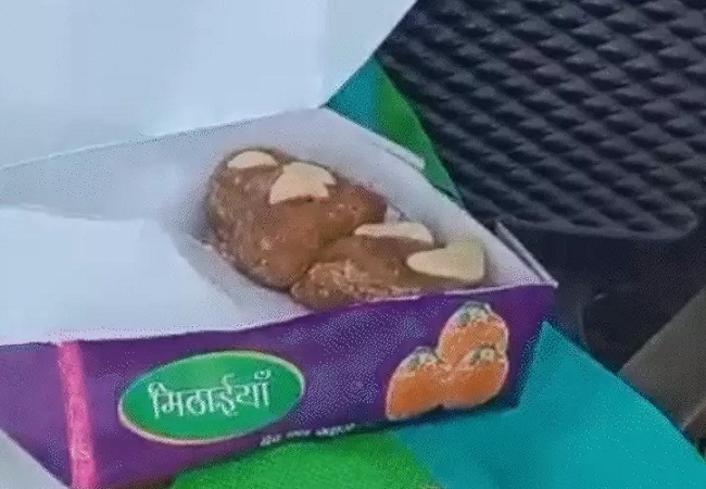 लावारिस मिठाई खाने से एक और मौत, अब तक तीन लोगों की जा चुकी है जान..क्या यह कोई सुनियोजित साजिश है..?