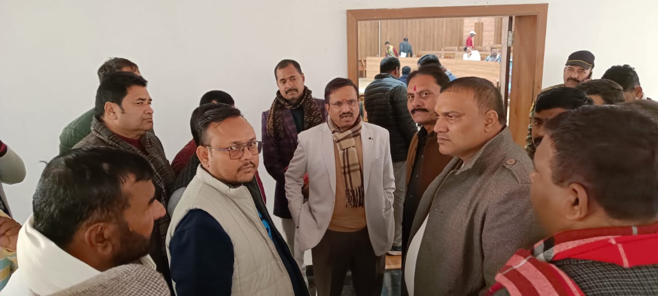 गोरखपुर में अफसरों ने पार्षदों को नहीं दिए महोत्सव के पास, 68 पार्षद धरने पर बैठे, 12 पार्षदों के साथ हो गई  बोर्ड की बैठक 