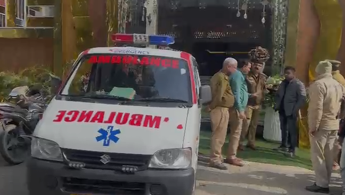 गाजियाबाद में बैंक्वेट हॉल की लिफ्ट में सिर फंसने से सफाईकर्मी की मौत, 20 मिनट तक फंसा रहा युवक