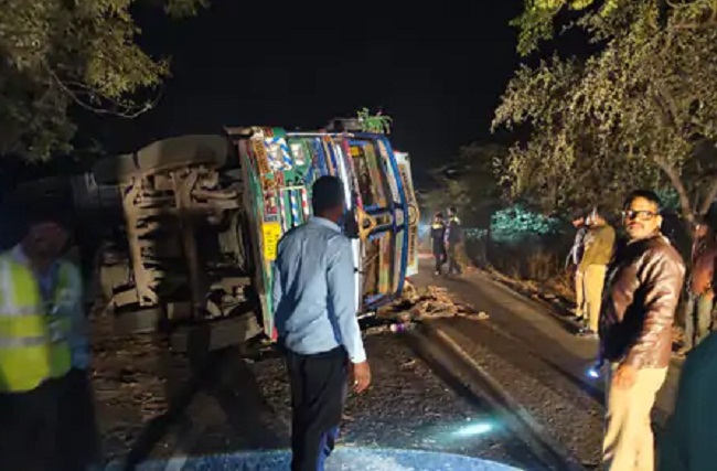 टाइल्स से भरा ट्रक कोयला घाट पर चढ़ाई चढ़ते वक्त लोडिंग वाहन पर पलटा, तीन लोगों की मौत