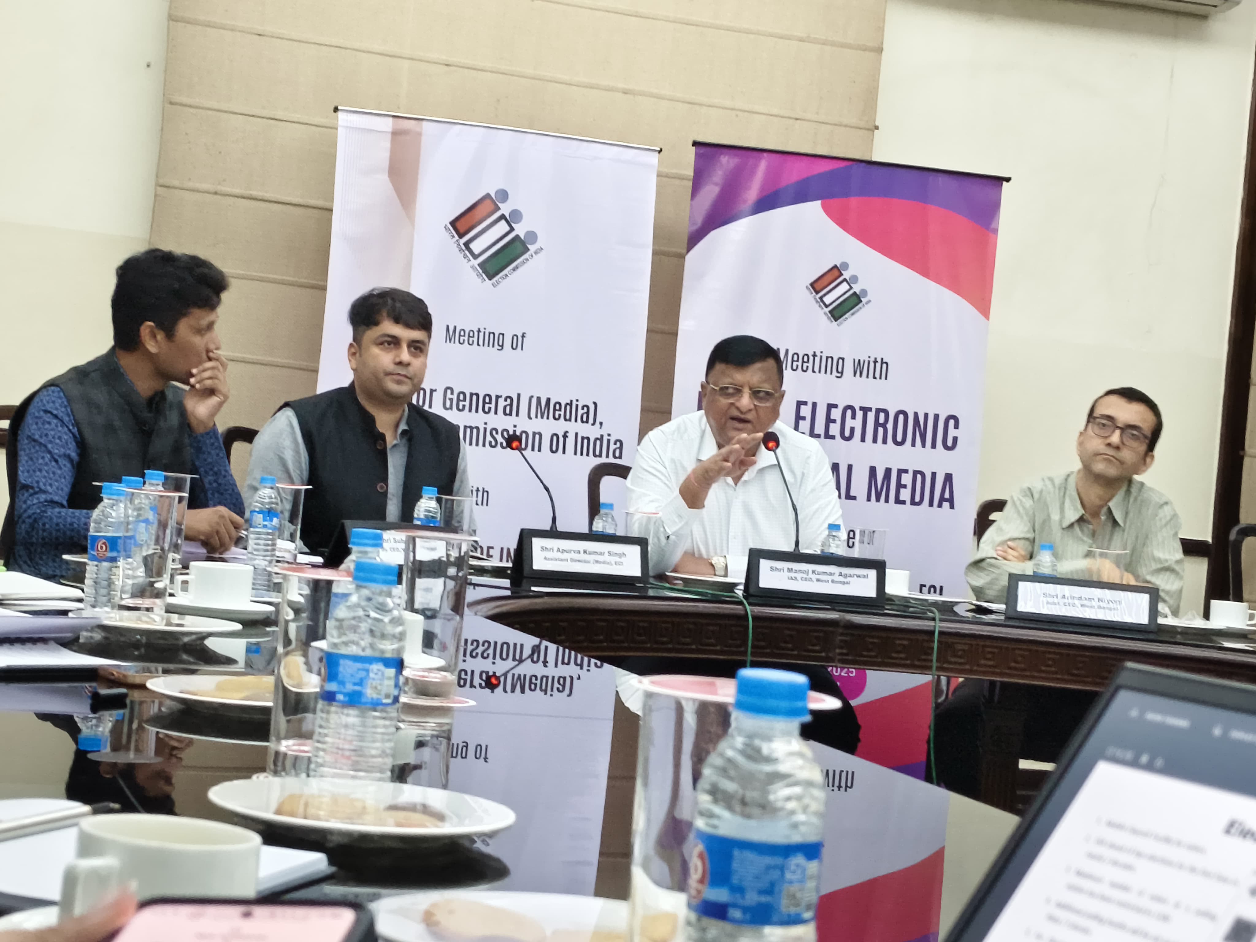 बंगाल में बीएलओ ने अपनी पत्नी सहित खुद को जारी किया एसआईआर नोटिस..मतदाता सूची संशोधन में अजीबोगरीब स्थिति