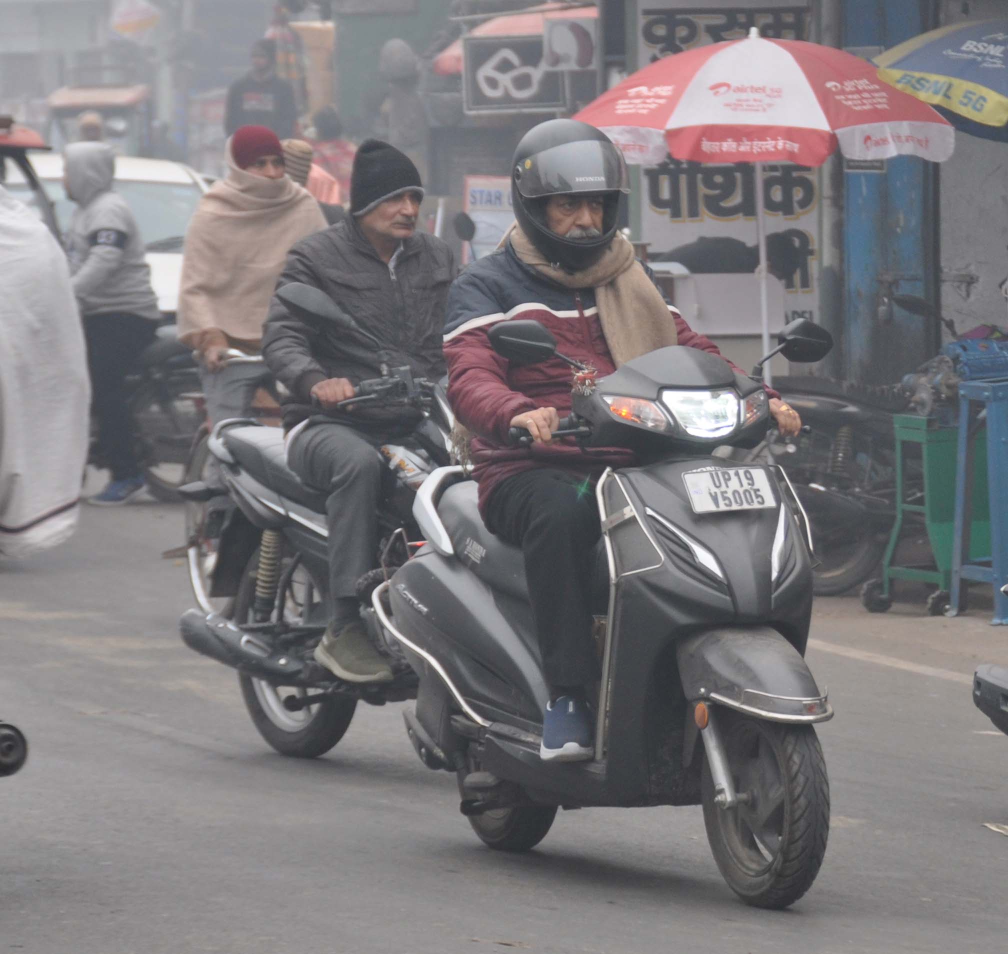 शामली में कड़ाके की ठंड और घना कोहरा, हाईवे पर वाहनों की रफ्तार ठहरी