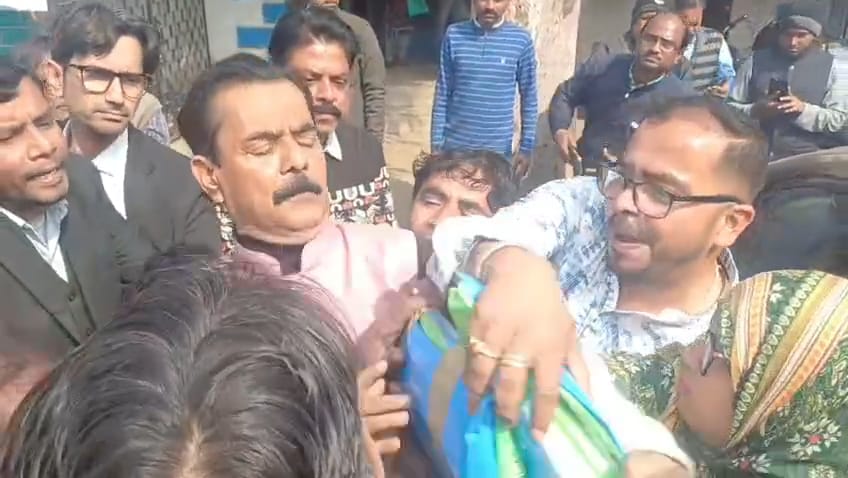 SDO कार्यालय में BJP-TMC कार्यकर्ताओं के बीच झड़प, फॉर्म-7 को लेकर विवाद