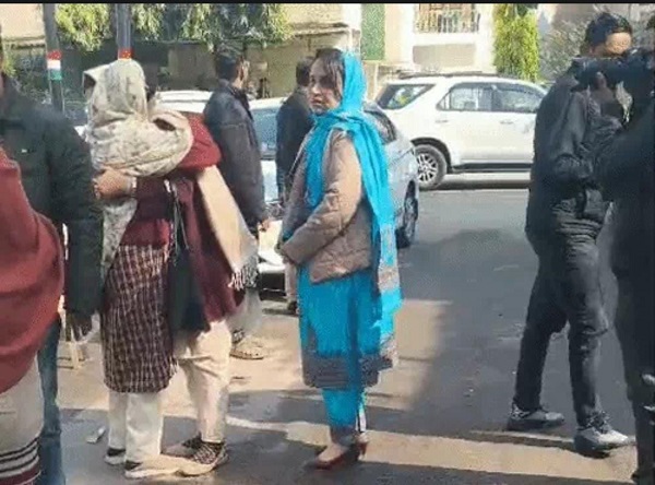 फ्लैट में लगी भीषण आग, जान बचाने के लिए छत से कूदी महिला की दर्दनाक मौत; बिल्डिंग में मचा हड़कंप