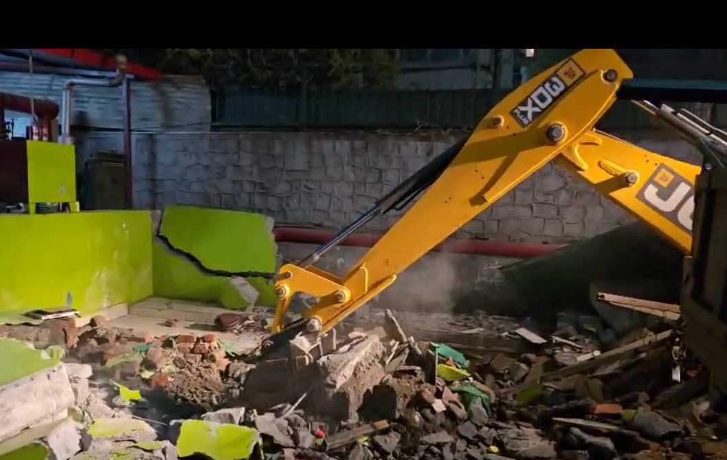 देहरादून: घंटाघर क्षेत्र में अवैध मजार पर चला बुलडोजर, प्रशासन ने मुक्त कराई सरकारी जमीन