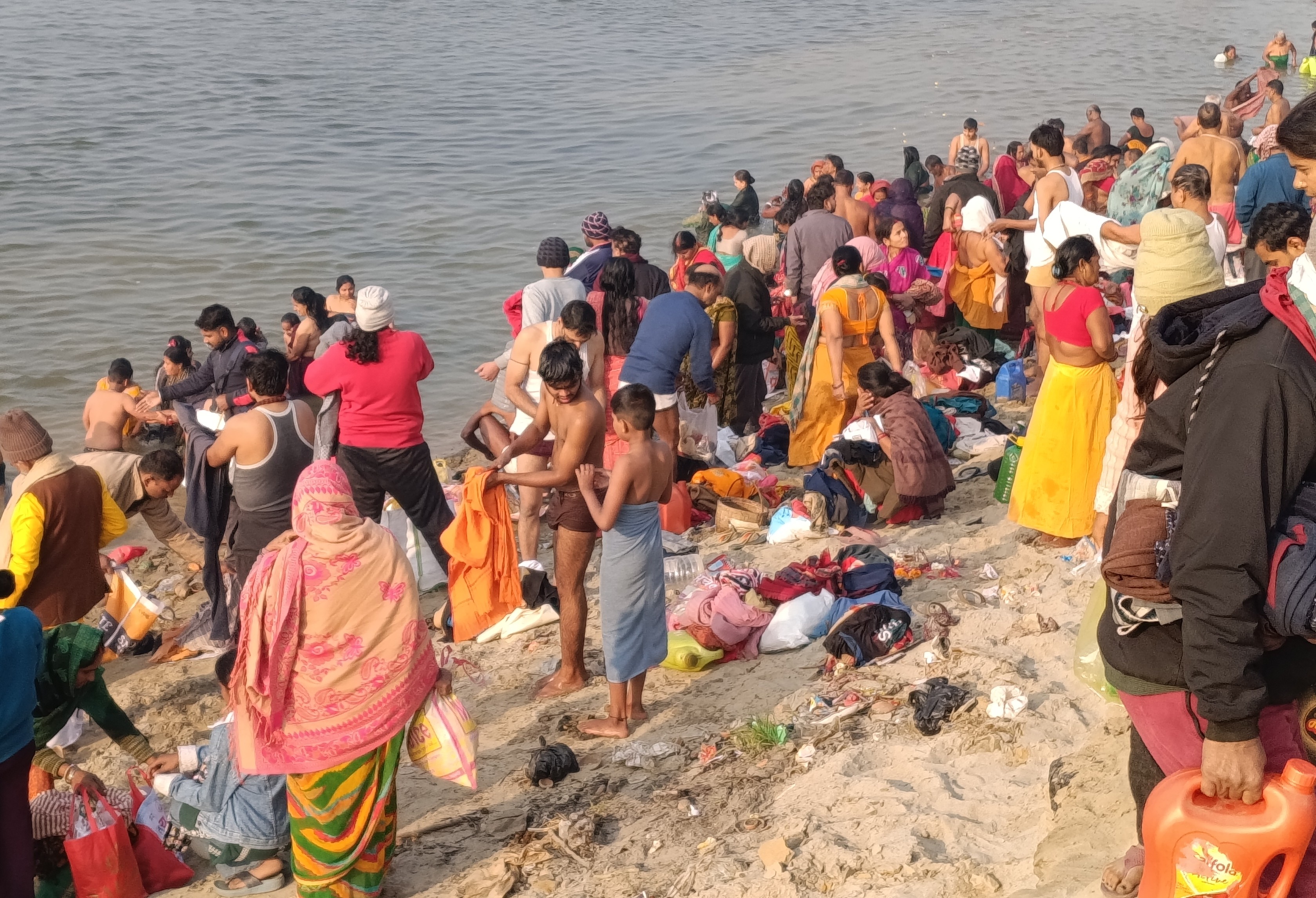 मकर संक्रांति पर बलिया में आस्था का सैलाब, गंगा स्नान को उमड़े लाखों श्रद्धालु