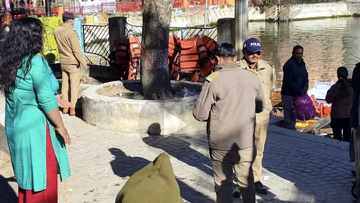 नौकायन के दौरान महिला ने झील में लगाई छलांग, चालकों की सूझबूझ से बची जान