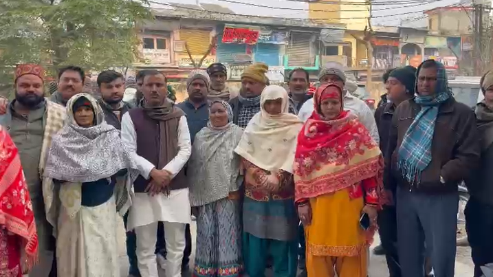 शामली: छात्रा से छेड़छाड़ और परिवार पर जानलेवा हमला, पुलिस कार्रवाई न होने पर एसपी को सौंपा शिकायती पत्र