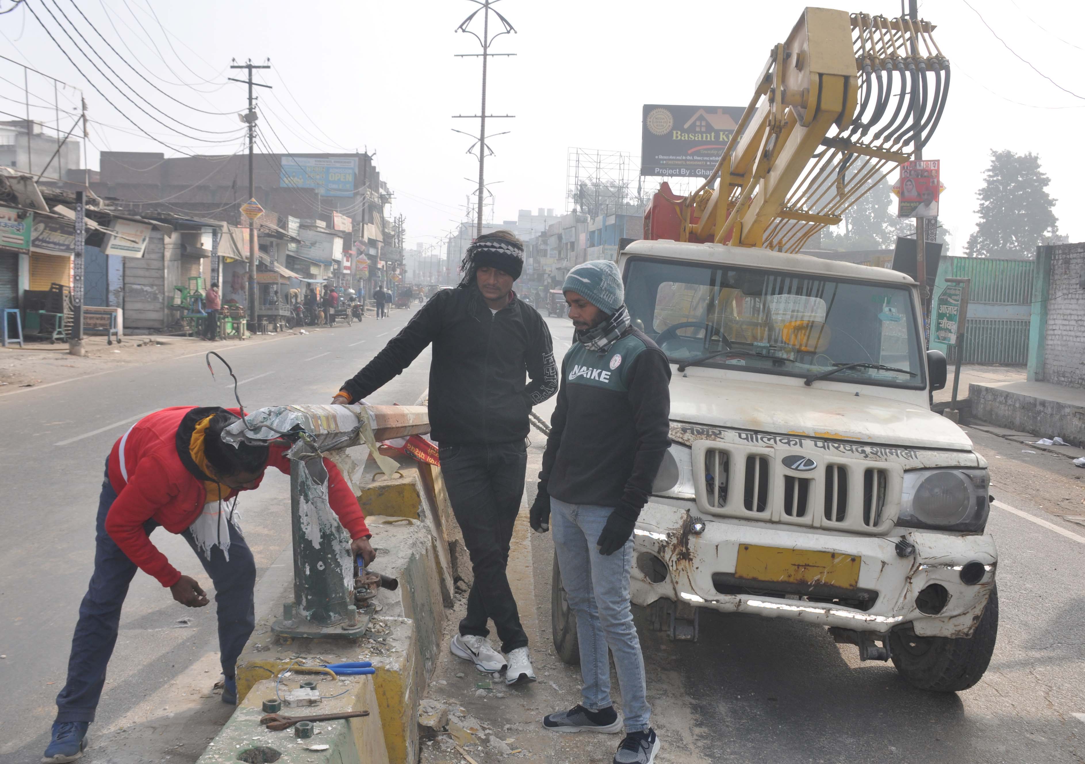 शामली में अज्ञात वाहन की टक्कर से नगर पालिका का पोल क्षतिग्रस्त, कुत्ते की मौत