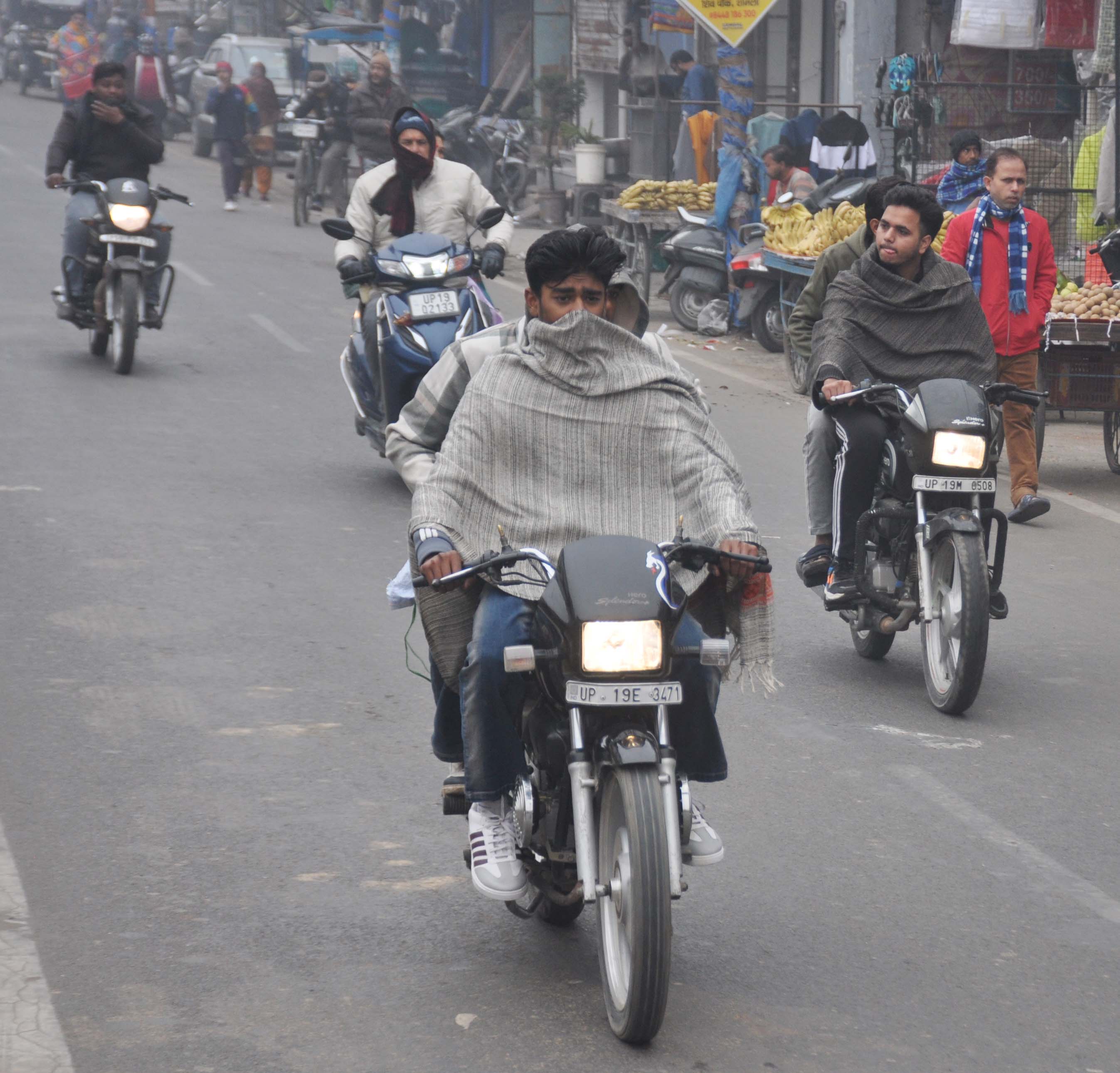 शामली में इस सर्दी का सबसे ठंडा दिन, घना कोहरा और हल्की फुहारों के चलते जनजीवन प्रभावित