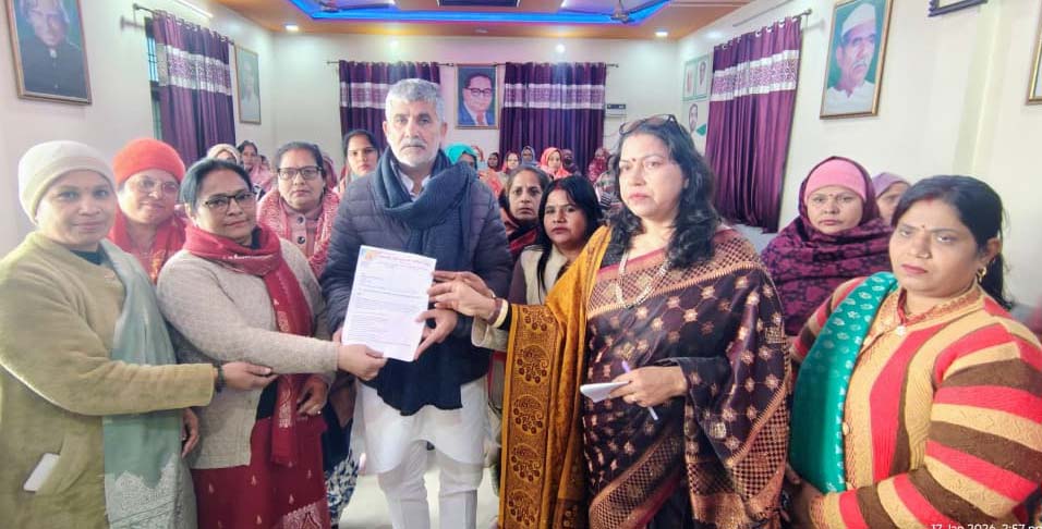 शामली: आंगनवाड़ी कार्यकर्ताओं का अधिकार सम्मेलन, मांगपत्र सौंपा