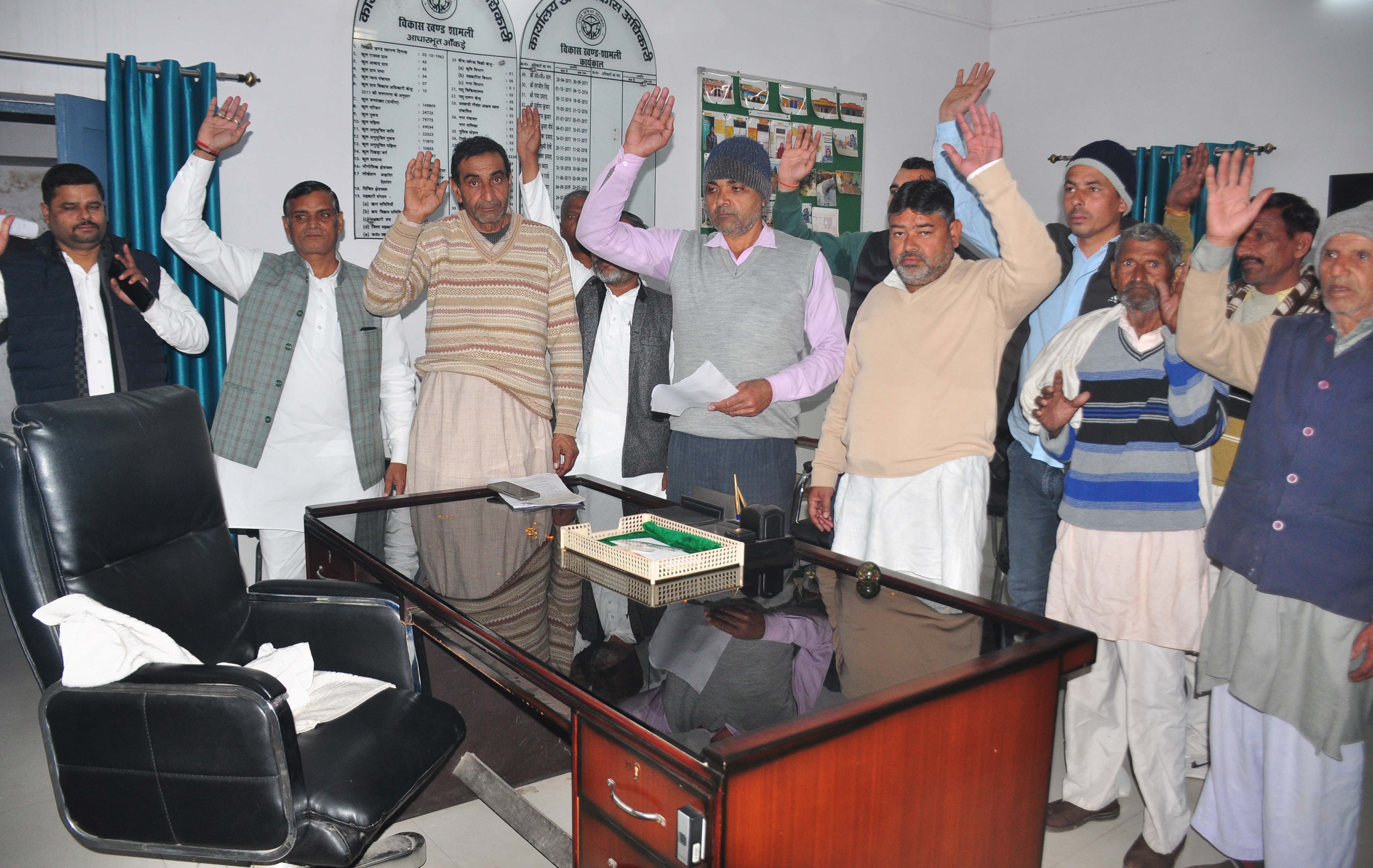 शामली में सहकारी बैंक चुनाव विवाद: प्रत्याशियों ने चुनाव अधिकारी की अनुपस्थिति पर किया प्रदर्शन