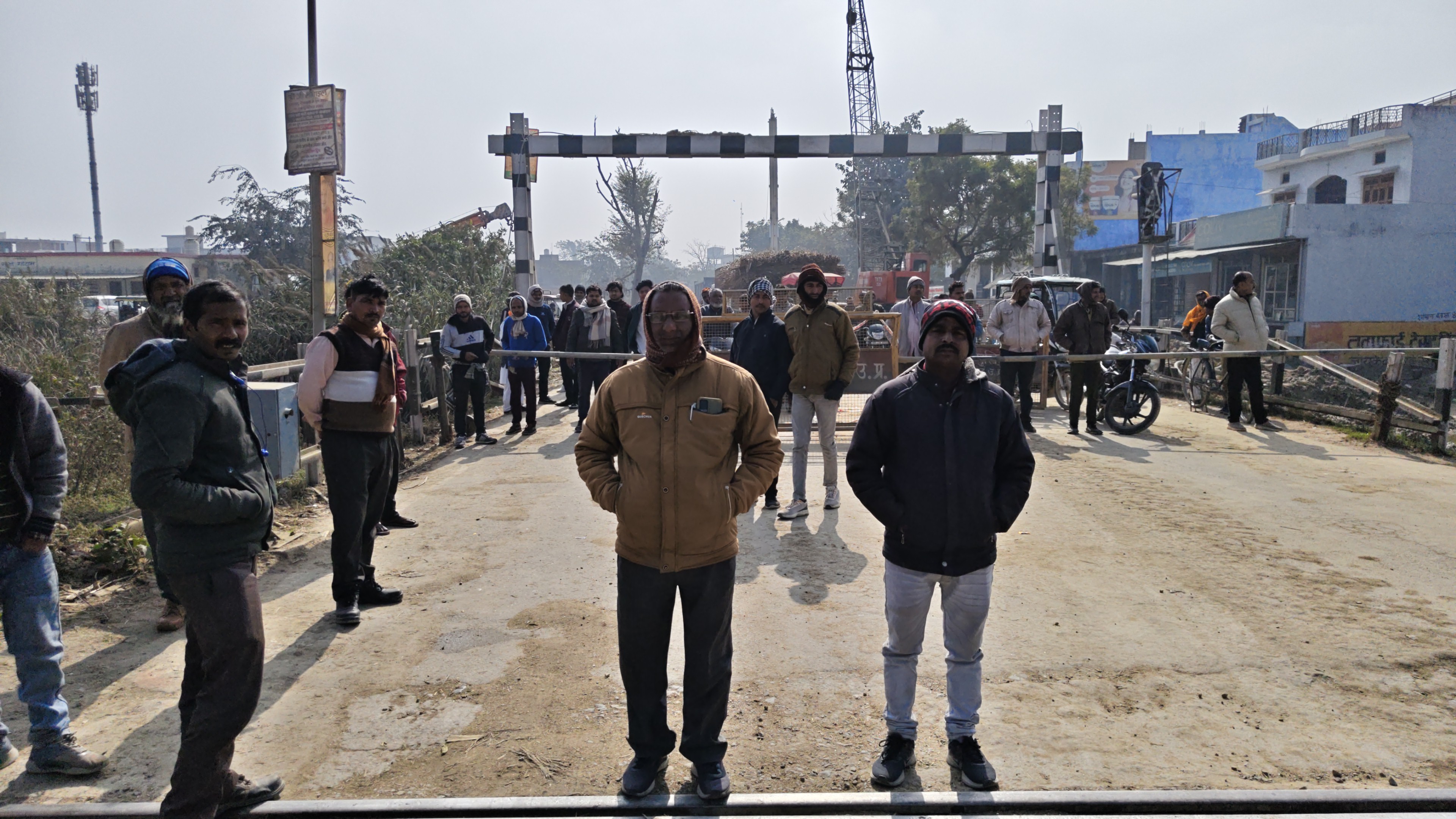 उत्तर प्रदेश में गन्ना लदी ट्रैक्टर–ट्रॉली रेलवे फाटक से भिड़ी , खड़ी रही तीन घंटे दो ट्रेन