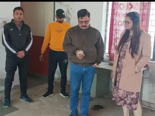 मुजफ्फरनगर: रेलवे स्टेशन शेल्टर होम अवैध कब्जे से मुक्त; ईओ प्रज्ञा सिंह ने 'जनता रसोई' का ताला खुलवाकर लिया कब्जा