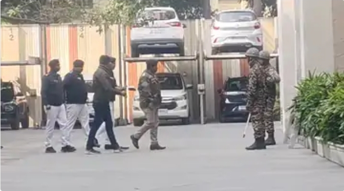 बंगाल की राजनीति में उबाल: आई-पैक के कोलकाता दफ्तर में ईडी का छापा, मौके पर पहुंचीं ममता ने अमित शाह पर‌ साधा निशाना..फाइलें लेकर निकलीं सीएम 