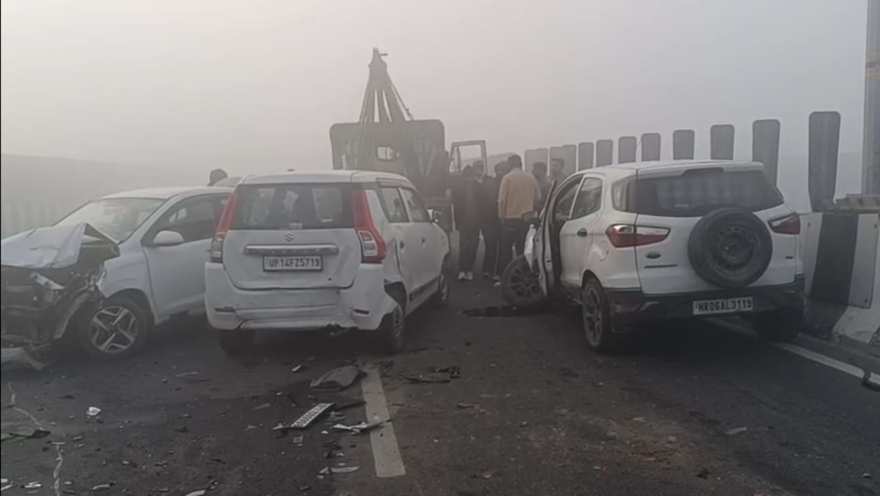 बागपत एक्सप्रेसवे हादसा: कोहरे में 14 से अधिक वाहन टकराए, दर्जन भर घायल